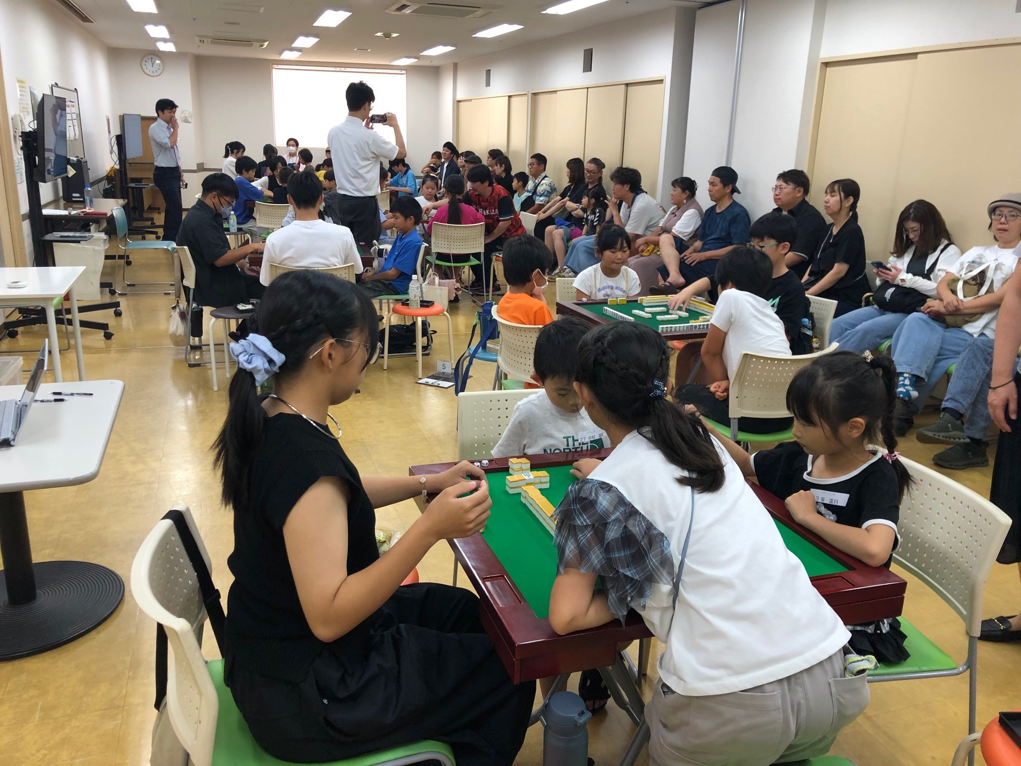 保護者らが見守る中、熱戦が繰り広げられた