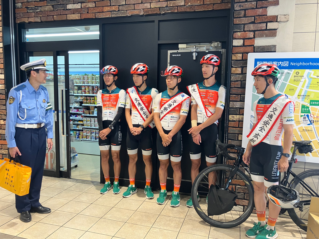 自転車に乗るときはヘルメットを」　自転車ロードレースチーム「レバンテフジ静岡」の選手らが呼びかけ　静岡市
