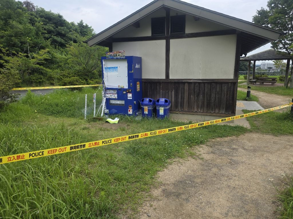現場は湖西連峰ハイキングコースの入り口付近で、利用客は多いということです。  　被害届を受けた警察は周辺のパトロールを強化し、器物損壊事件として捜査しています。