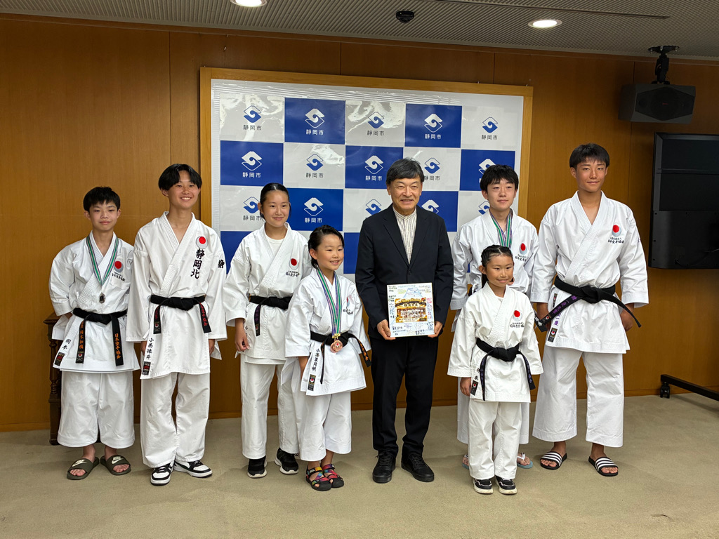 空手の全国大会に出場する小中学生が難波市長を表敬訪問　静岡市