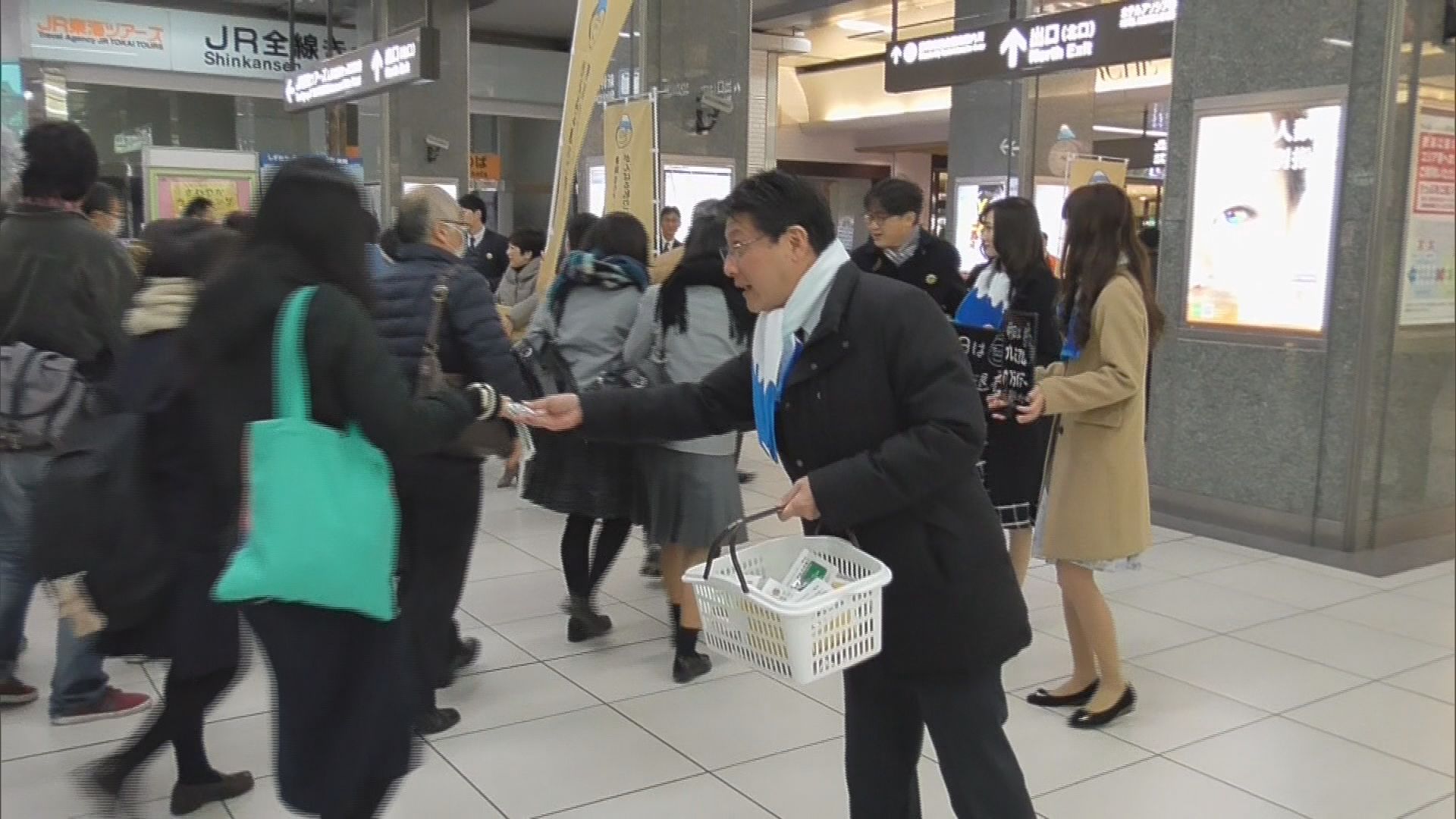 田辺市長（当時）も飴を配った（2018年2月）