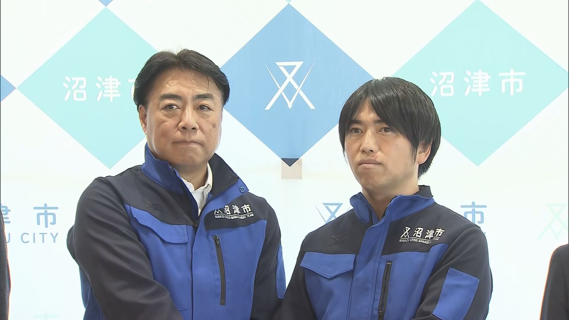 頼重市長と渡邊恵紀主任（右）