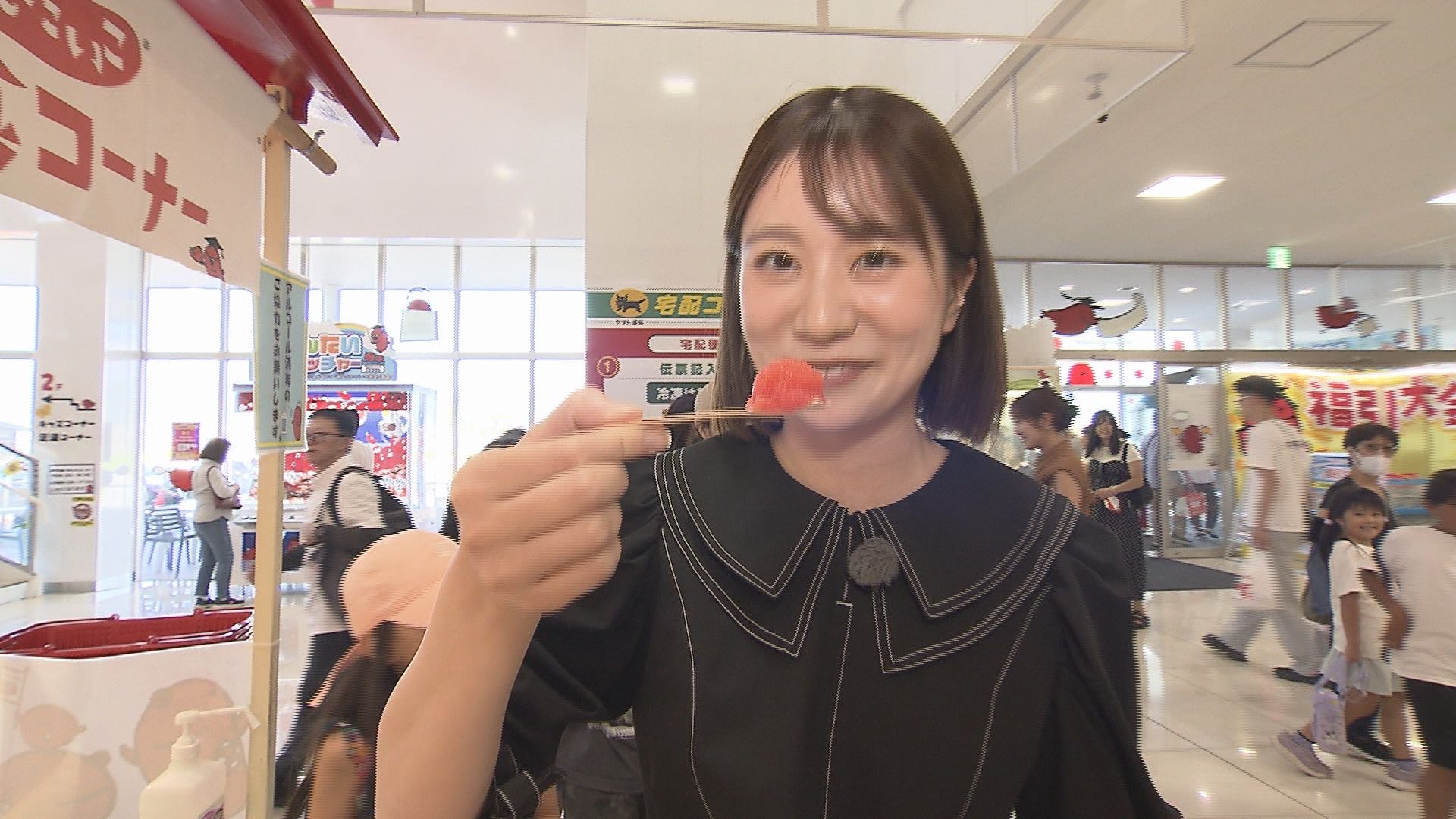 試食する笹村アナ