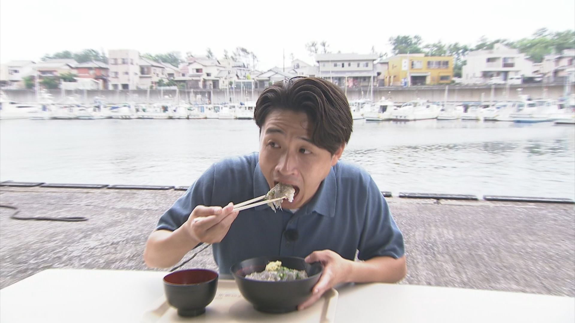 「日本一丼」をほおばる能地アナ