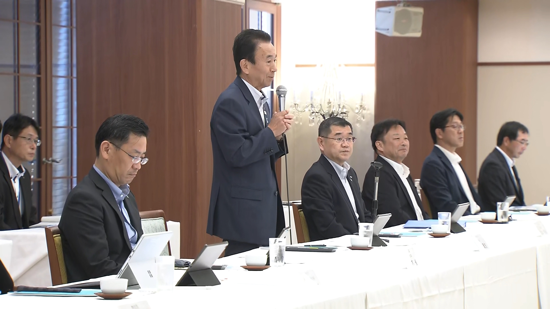 挨拶する静岡・鈴木知事（右から5番目）