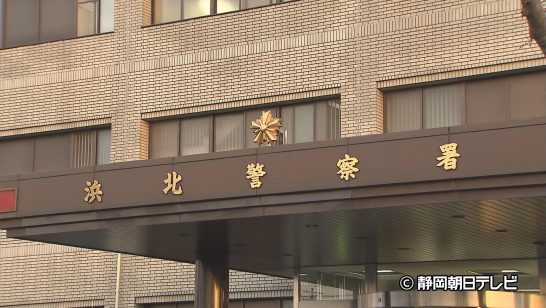 列車と乗用車が踏切内で接触し車のフロント部分が大破　列車は気付かずそのまま運行　けが人はおらず　浜松市
