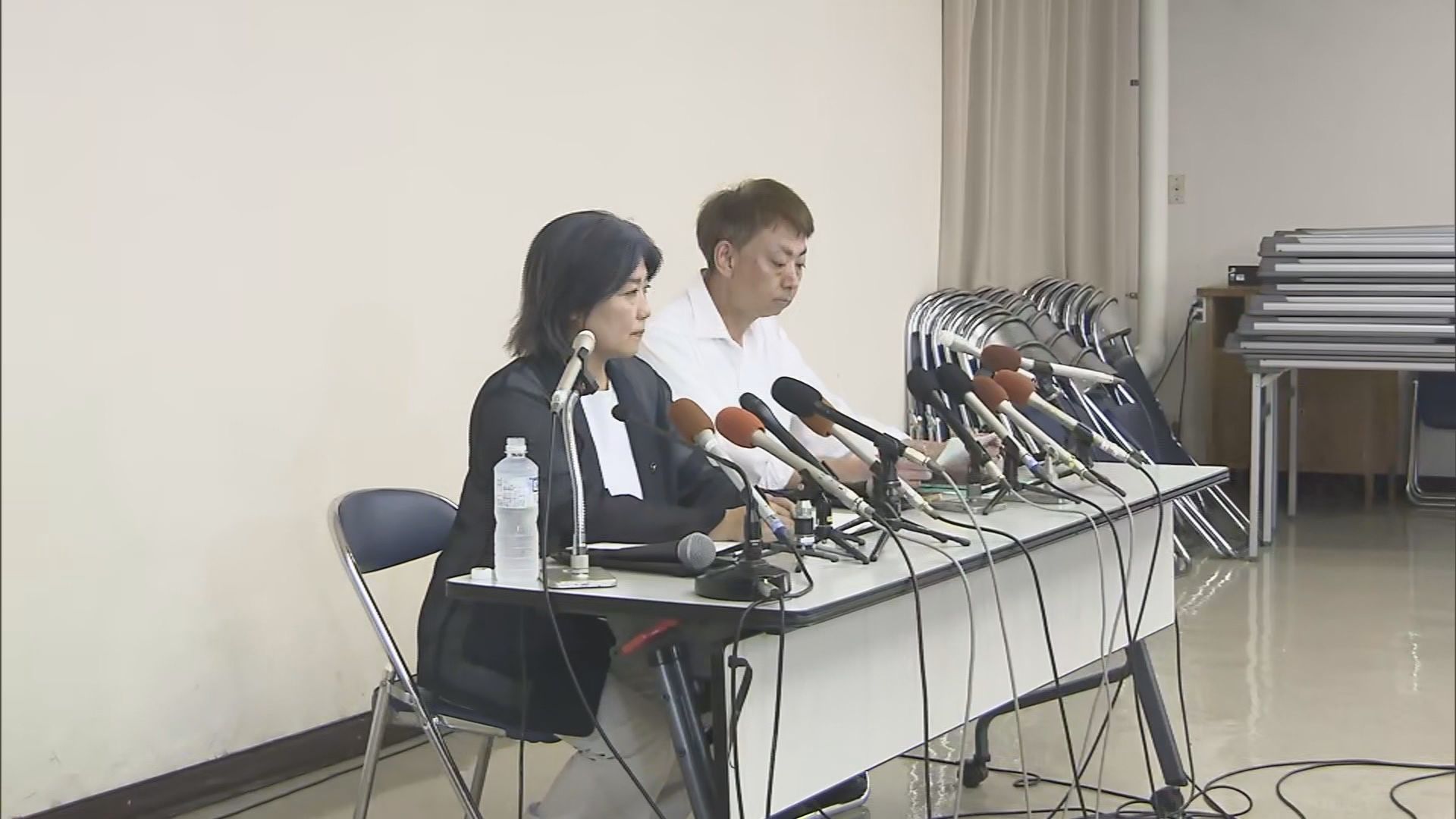 記者会見する田久保前市長と弁護士（右）２０２５年７月
