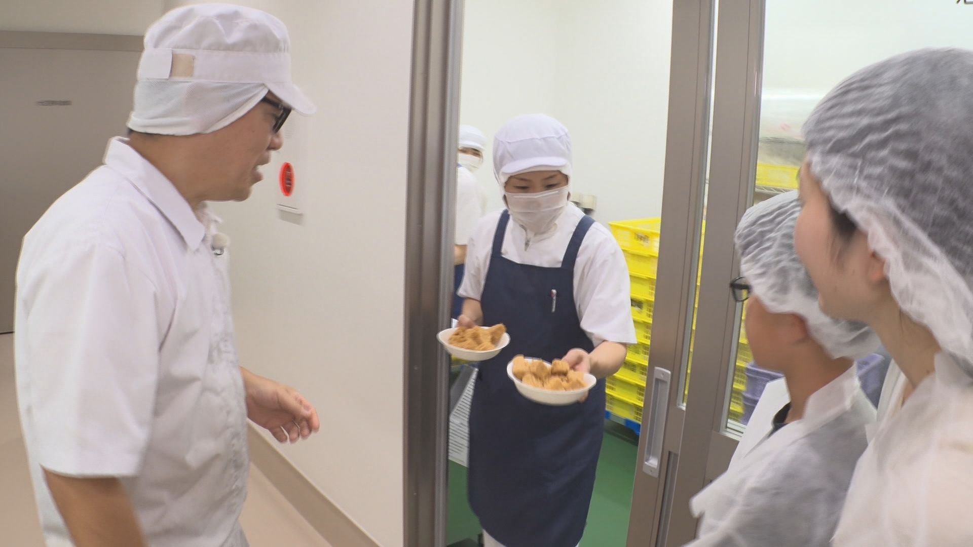 最初に試食したのは「蒸しパン」