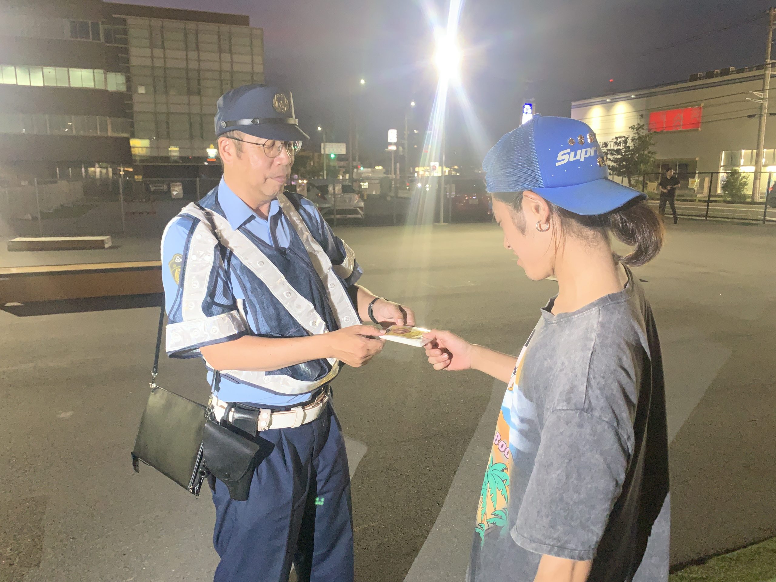 「決められた場所で楽しんで」警察官らがスケボー利用者に注意喚起　商店街で歩行者と衝突し家裁送致の高校生も　警察は指導・取り締まり強化　静岡・沼津市