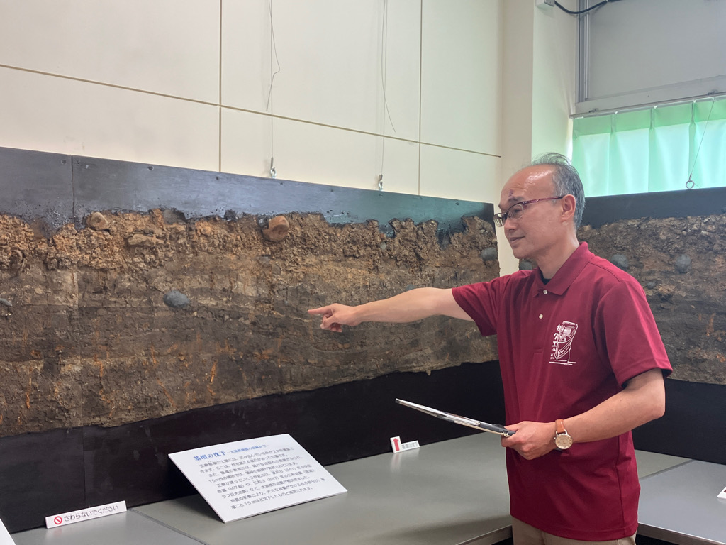 国内唯一の歴史的資料　奈良時代の正倉の土台部分（基壇）の「土層転写」公開　当時の技術や震災跡も鮮明に　静岡市・県埋蔵文化センター　