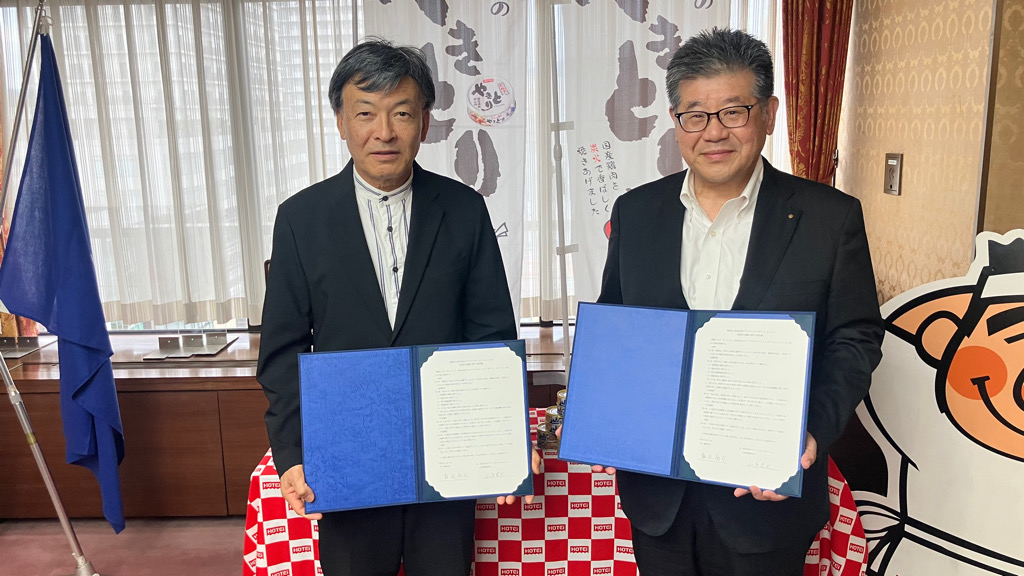 協定を結んだホテイフーズの山本達也社長と静岡市の難波喬司市長（左）