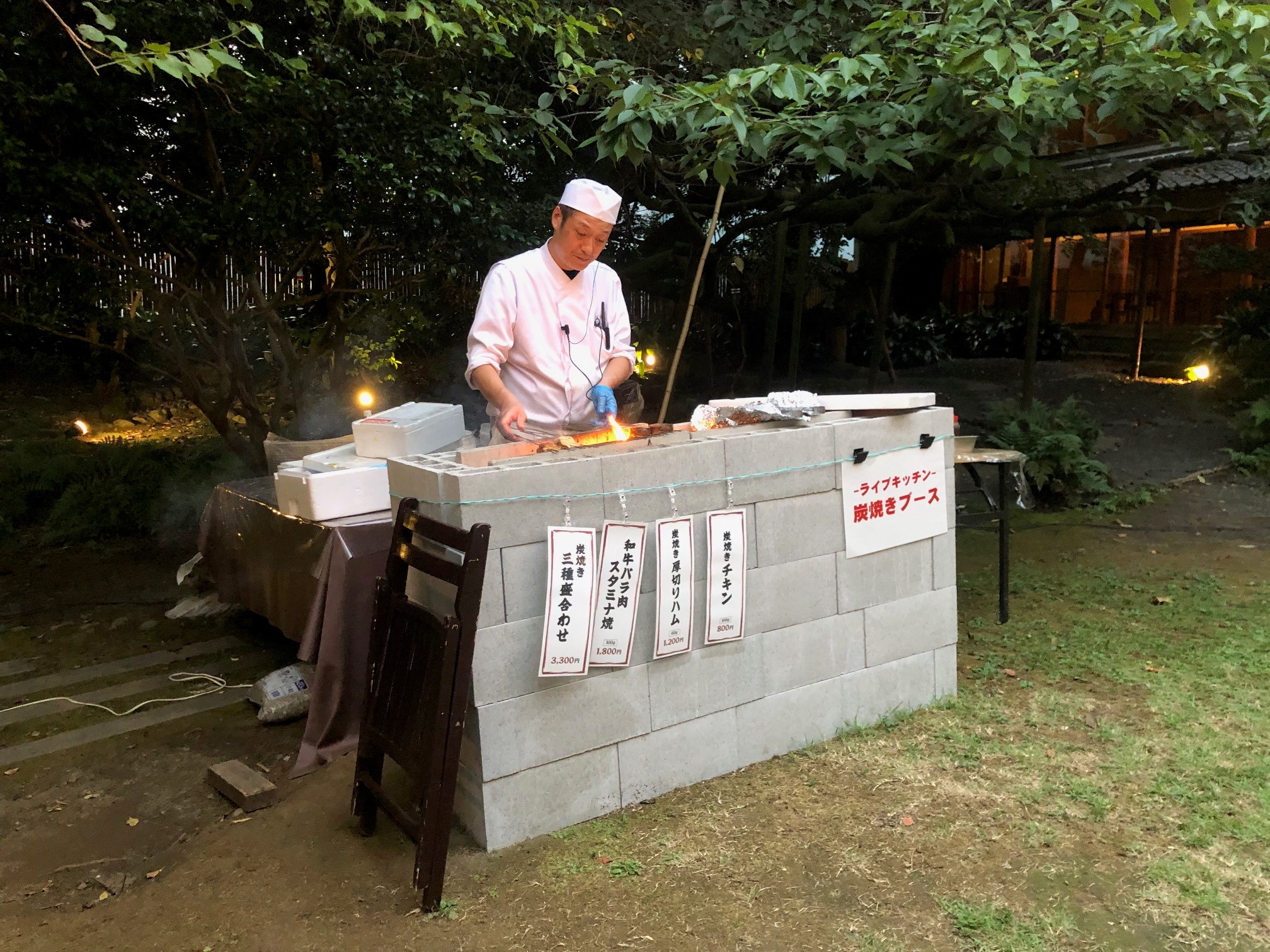その場で焼いてくれる炭火焼も人気