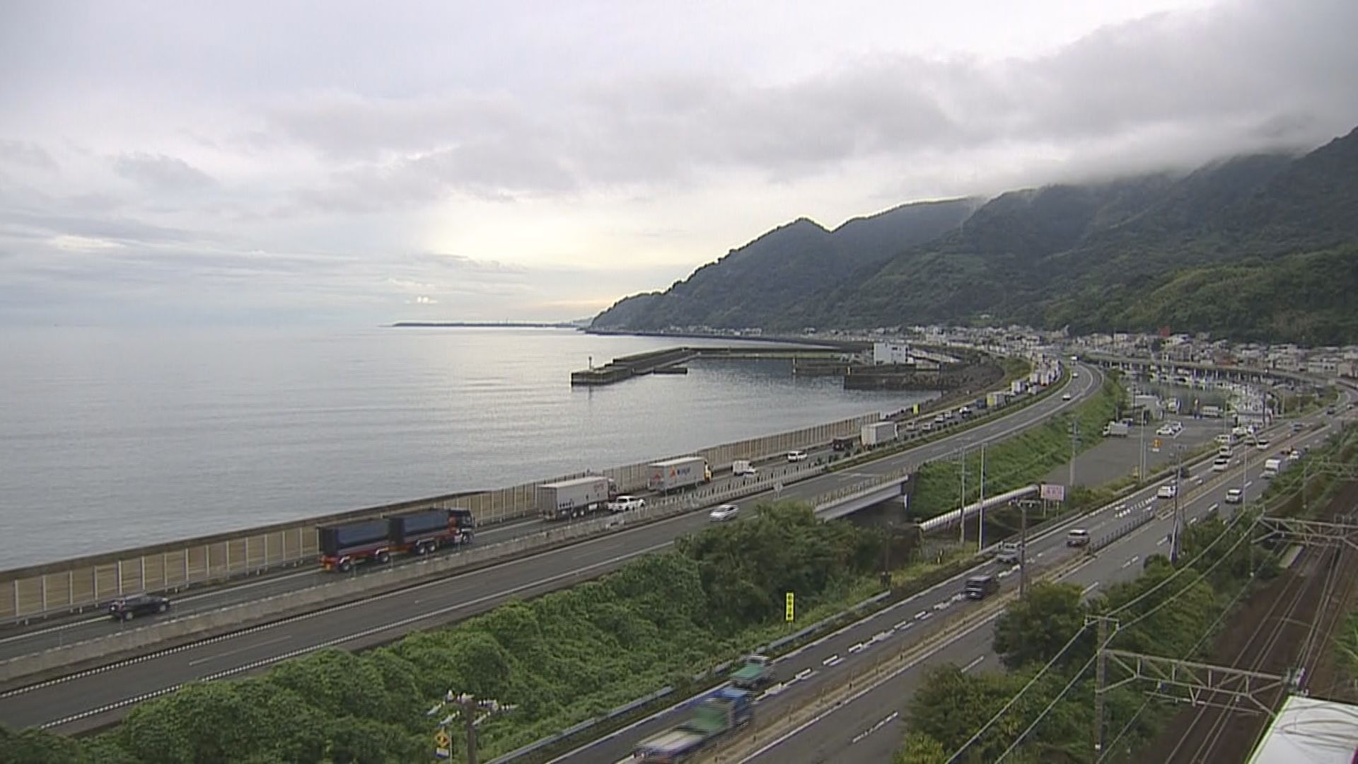 静岡・清水区の東名高速道路（左）