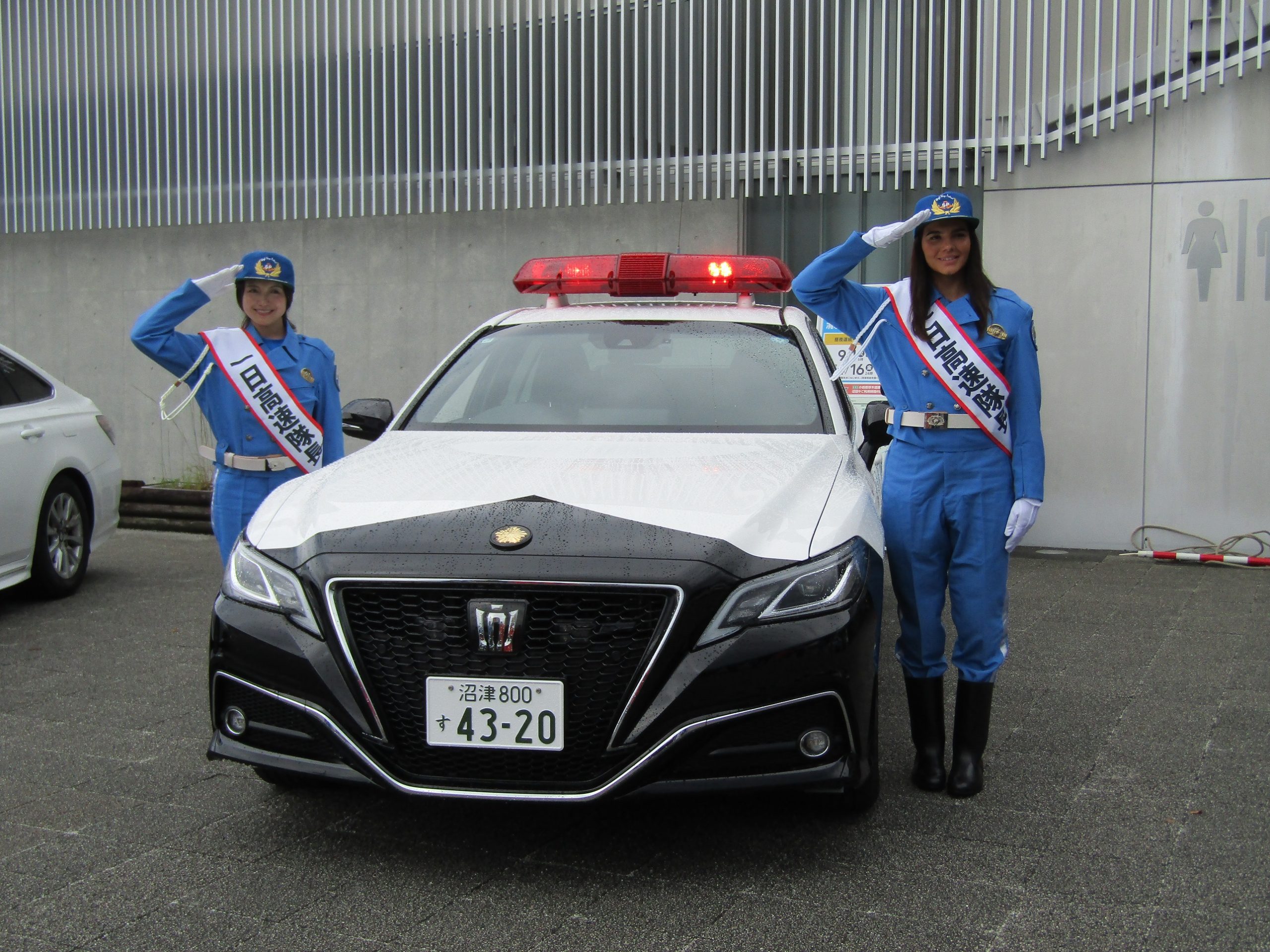 女性のレーシングドライバー２人が、一日高速道路交通警察隊長として安全運転を呼び掛ける　新東名高速の清水PA