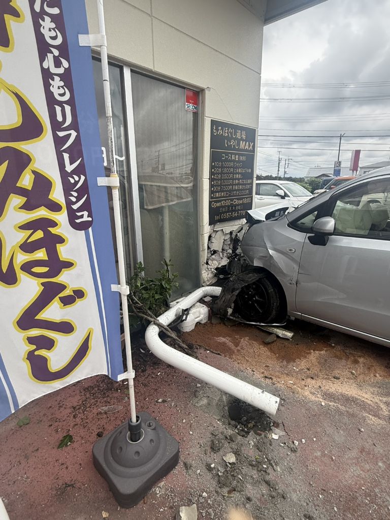 マッサージ店に８２歳の男性が運転する軽乗用車が衝突　男性は救急搬送　マッサージ店は開店前でけが人なし　静岡・伊東市