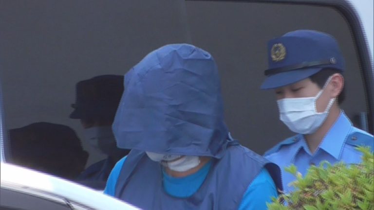 送検される被告