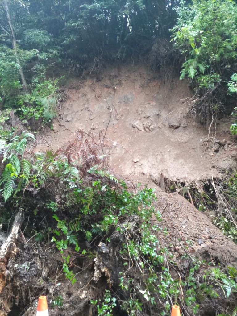 【台風情報】静岡・熱海市で土砂崩れ　道路に流れ込む　けが人なし