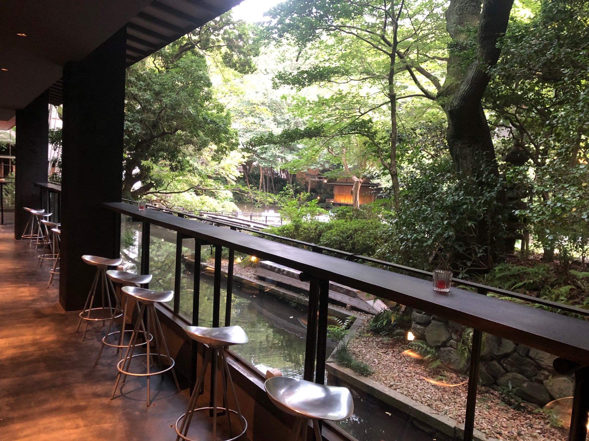 雨天時は館内のビアホールやバーなど室内に移動して楽しむこともできる