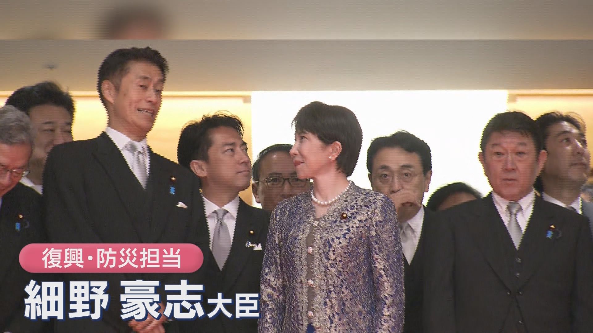 細野氏を隣に来るよう促す高市総理