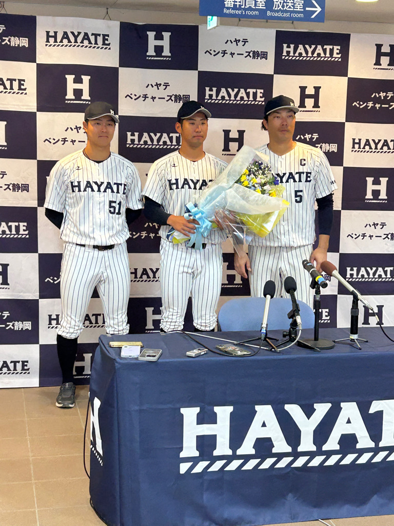 倉本寿彦選手（右）、鈴木将平選手（左）から花束を贈られた池谷選手