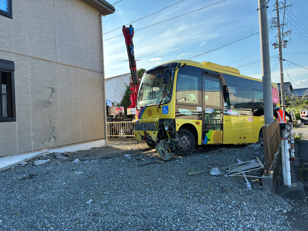 路線バス運転士は事故直前に一時意識を失う　バス会社が発表…ドラレコに当時の様子　住宅に衝突し乗客3人が負傷　静岡・富士市