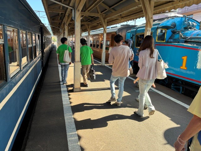 家族連れに混じり「緑のシャツ 」を着た乗客も