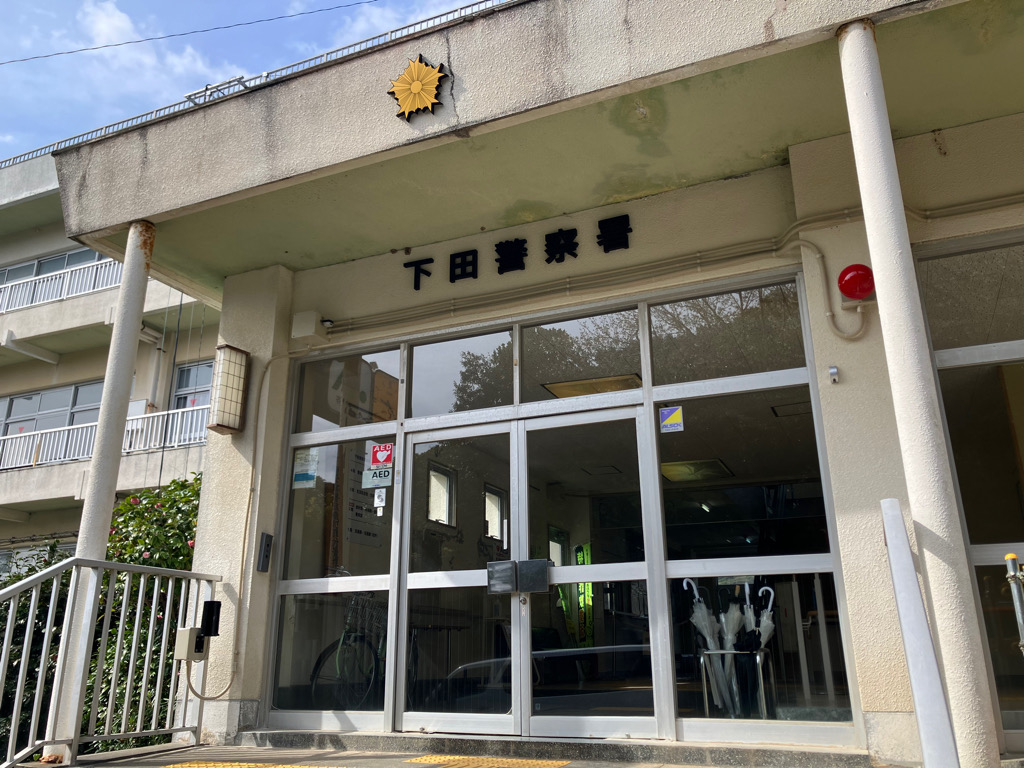 事故を起こした路線バス　壁に衝突した跡