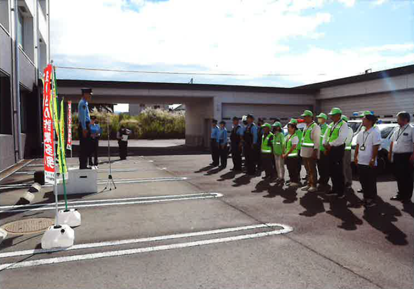 防犯パトロールの出発式　提供：裾野警察署　