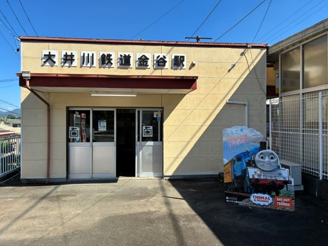 金谷駅で「フリーきっぷTシャツ 」に着替える