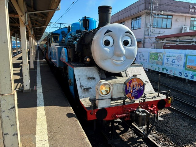 きっぷを着てトーマス号に乗ってみた！　大井川鉄道が「フリーきっぷTシャツ」で２か月間乗り放題　「緑の乗客」は大井川鉄道の応援団