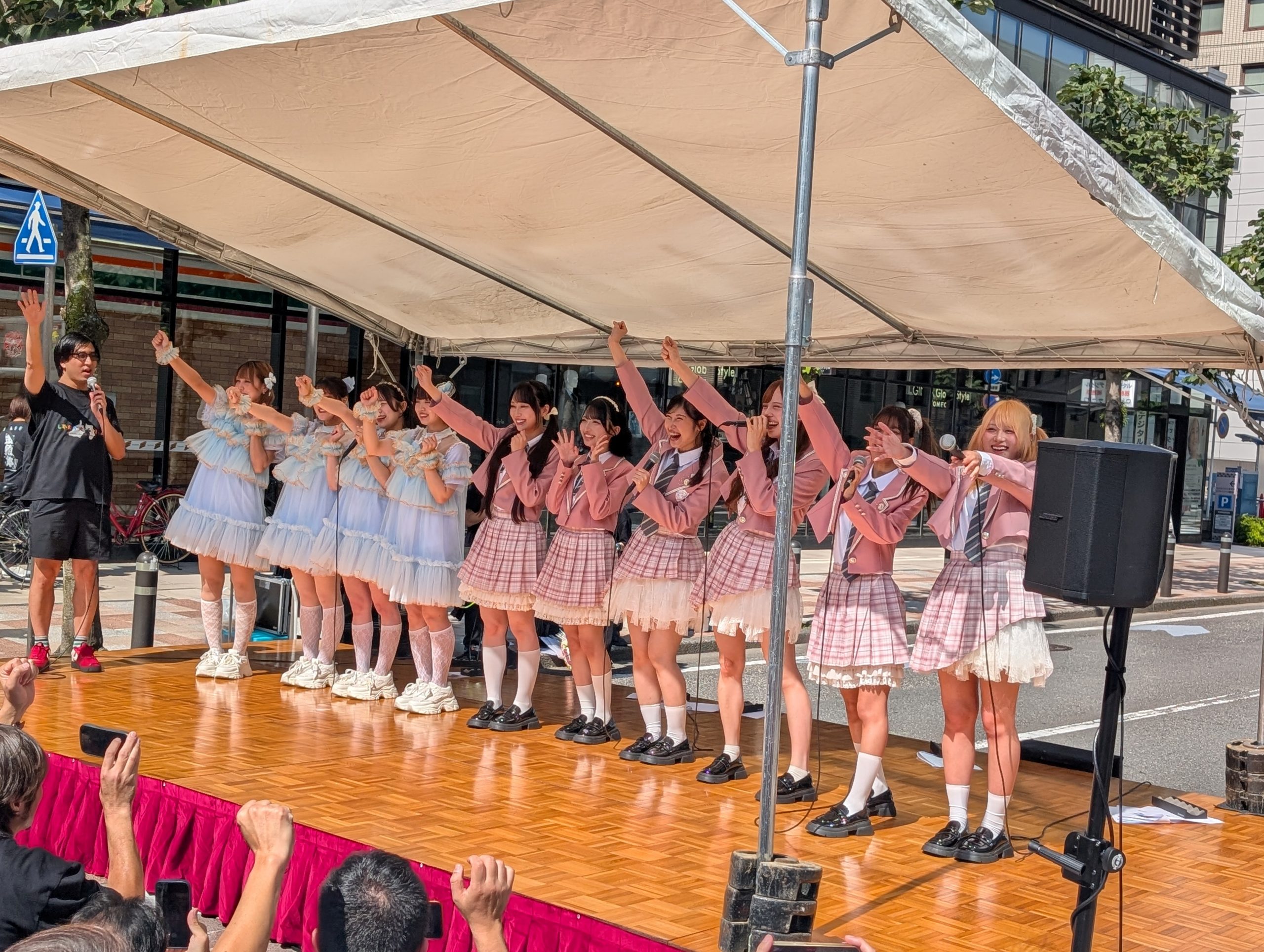 開会宣言をするヤマモトショウさん（一番左）と、fishbowl、kidsbowlのメンバーたち＝滝沢貴大撮影