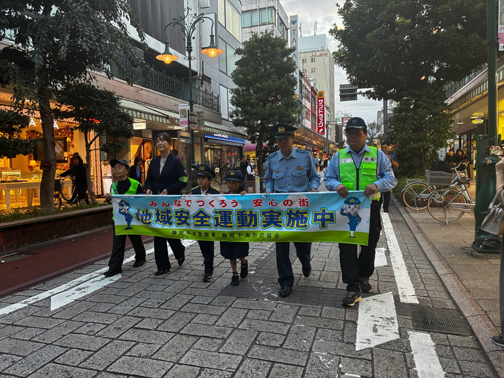静岡商業高校の生徒が奏でる演奏に合わせ防犯訴える　ボランティアら100人が繁華街をパレード　静岡市