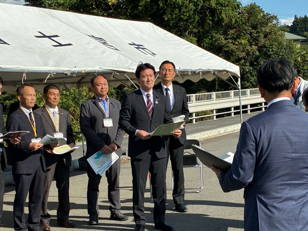井林辰憲国交大臣が静岡・富士宮市の幹線道路の工事現場を視察　具体的な工程や計画の進捗状況などを確認する場面も　